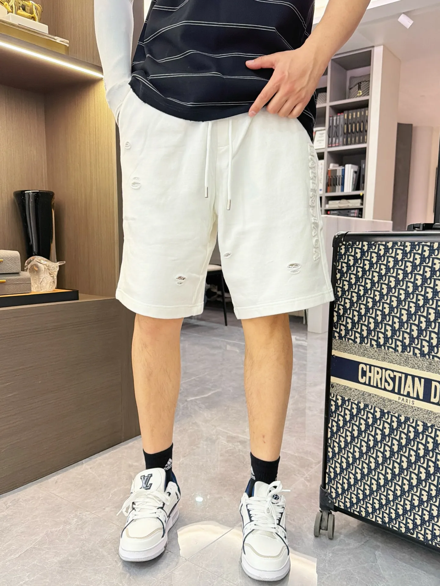Balenciaga's three-standard complete 2026 summer New Arrival men's casual shorts, advanced custom-made Breathable fabric, Breathable fabric, extremely stretchy and comfortable, impeccable details, top-grade accessories, original logo design concept, delicate and soft feel! The upper body fit is awesome! Size: M-XXXL Please state your height and weight when ordering